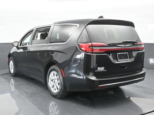 2023 Chrysler Pacifica Touring-L