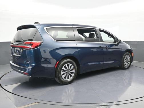 2025 Chrysler Pacifica Hybrid Select