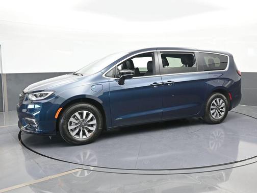 2025 Chrysler Pacifica Hybrid Select