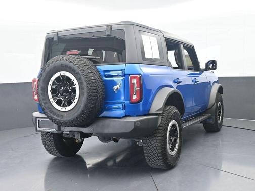 Blue Metallic 2022 Ford Bronco Outer Banks