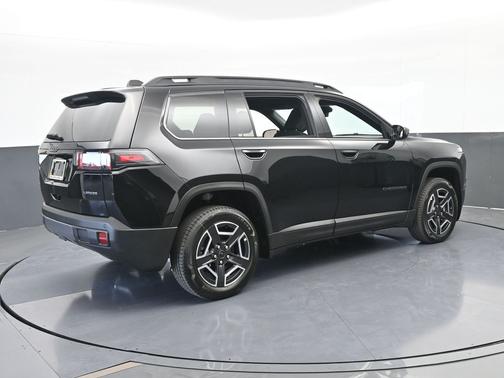 Diamond Black Crystal Pearlcoat 2026 Jeep Cherokee Laredo