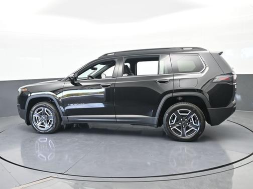 Diamond Black Crystal Pearlcoat 2026 Jeep Cherokee Laredo
