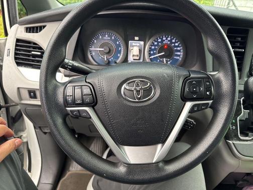 2020 Toyota Sienna LE