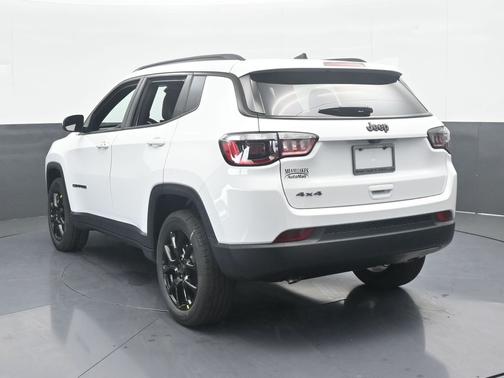 Bright White Clearcoat 2026 Jeep Compass Latitude