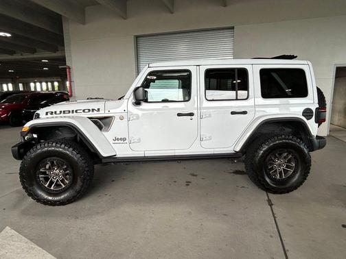Bright White Clearcoat 2024 Jeep Wrangler Rubicon 392