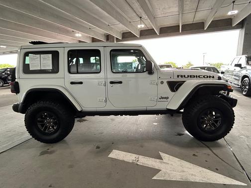 Bright White Clearcoat 2024 Jeep Wrangler Rubicon 392