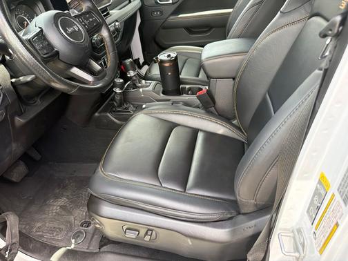 Bright White Clearcoat 2024 Jeep Wrangler Rubicon 392