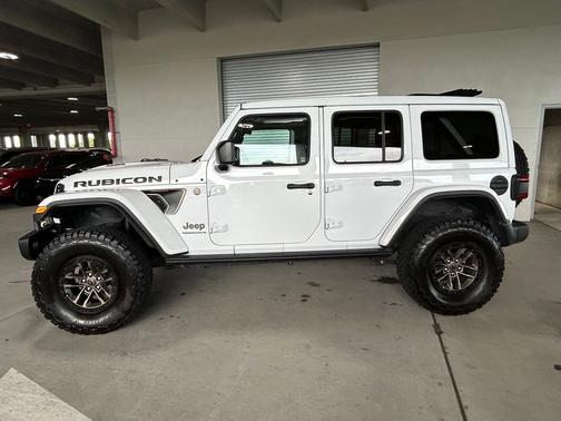 Bright White Clearcoat 2024 Jeep Wrangler Rubicon 392