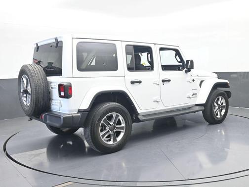 Bright White Clearcoat 2022 Jeep Wrangler Unlimited Sahara