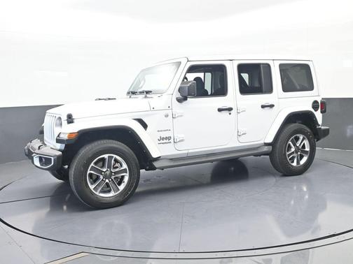 Bright White Clearcoat 2022 Jeep Wrangler Unlimited Sahara