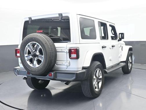 Bright White Clearcoat 2022 Jeep Wrangler Unlimited Sahara