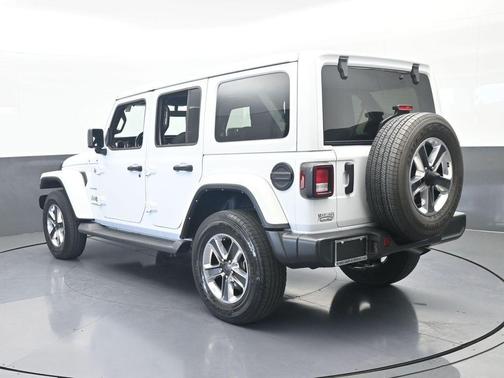 Bright White Clearcoat 2022 Jeep Wrangler Unlimited Sahara