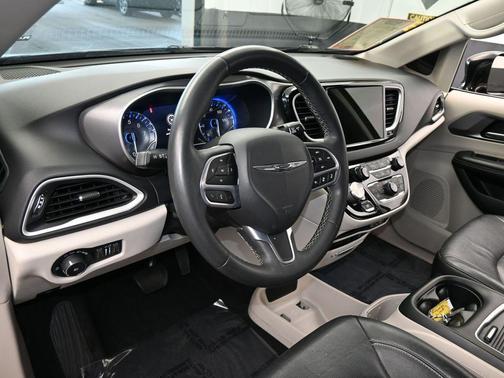 2022 Chrysler Pacifica Touring-L