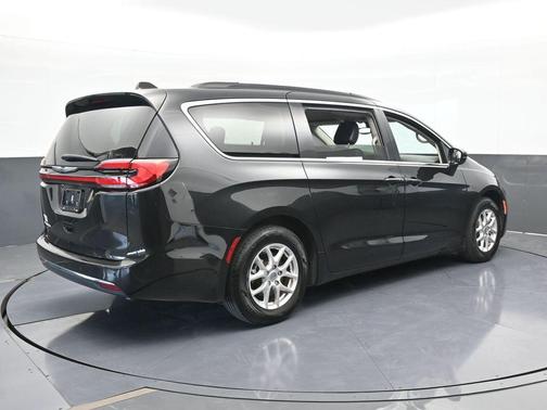 2022 Chrysler Pacifica Touring-L