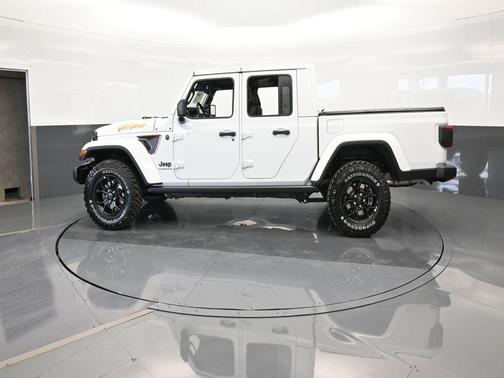 Bright White Clearcoat 2024 Jeep Gladiator Sport