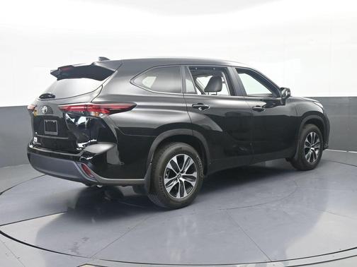 Midnight Black Metallic 2025 Toyota Highlander XLE