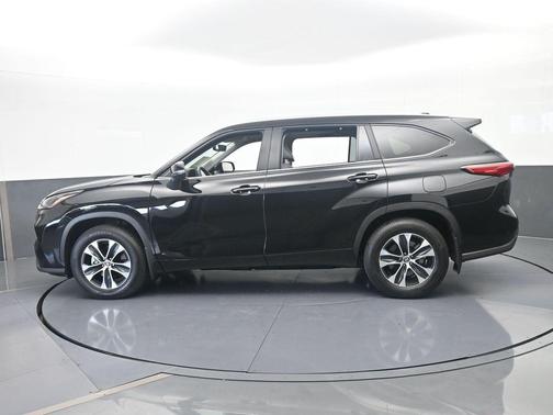 Midnight Black Metallic 2025 Toyota Highlander XLE
