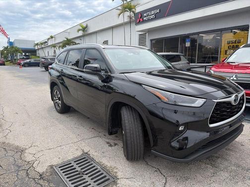 Midnight Black Metallic 2025 Toyota Highlander XLE