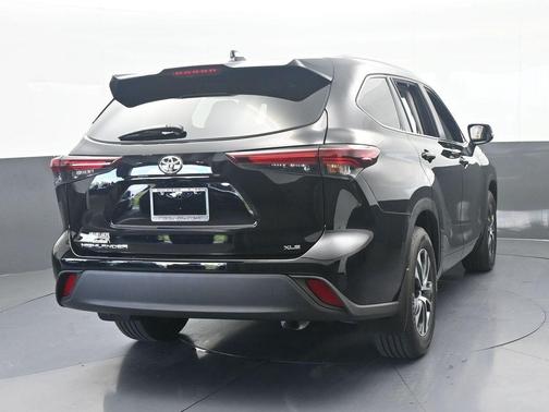 Midnight Black Metallic 2025 Toyota Highlander XLE