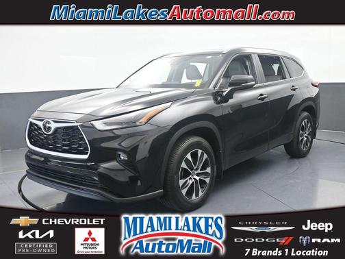 Midnight Black Metallic 2025 Toyota Highlander XLE