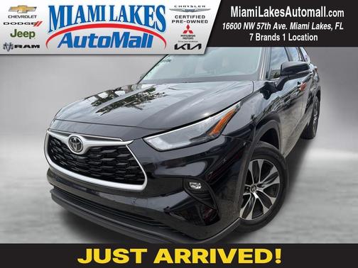 Midnight Black Metallic 2025 Toyota Highlander XLE