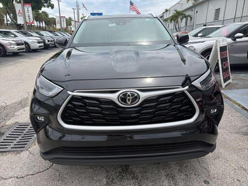 Midnight Black Metallic 2025 Toyota Highlander XLE