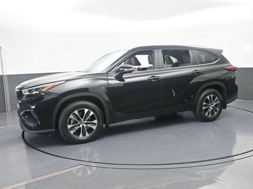 Midnight Black Metallic 2025 Toyota Highlander XLE