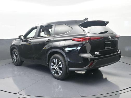 Midnight Black Metallic 2025 Toyota Highlander XLE