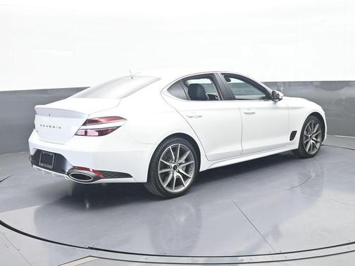 Uyuni White 2025 Genesis G70 2.5T