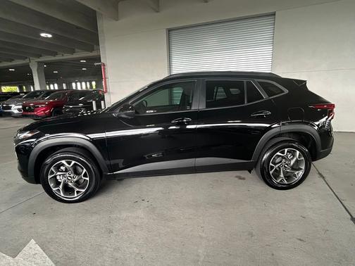 Mosaic Black Metallic 2025 Chevrolet Trax LT