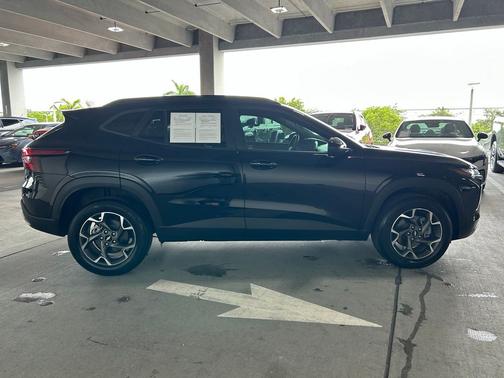 Mosaic Black Metallic 2025 Chevrolet Trax LT