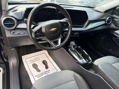 Mosaic Black Metallic 2025 Chevrolet Trax LT