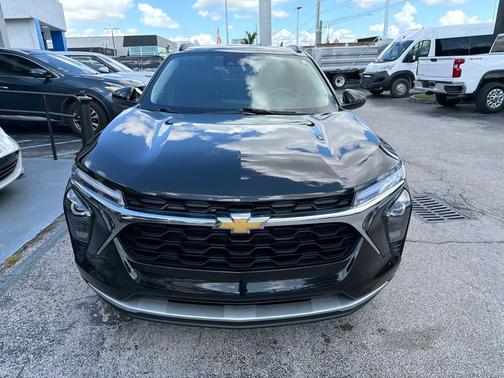 Mosaic Black Metallic 2025 Chevrolet Trax LT