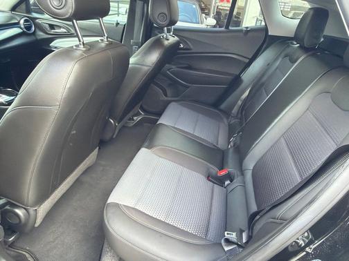 Mosaic Black Metallic 2025 Chevrolet Trax LT