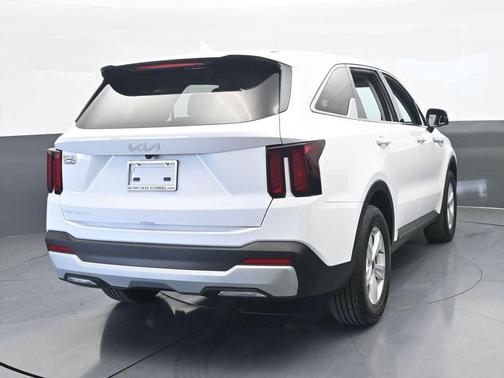 Glacial White Pearl 2025 Kia Sorento LX
