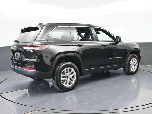 Diamond Black 2026 Jeep Grand Cherokee Laredo