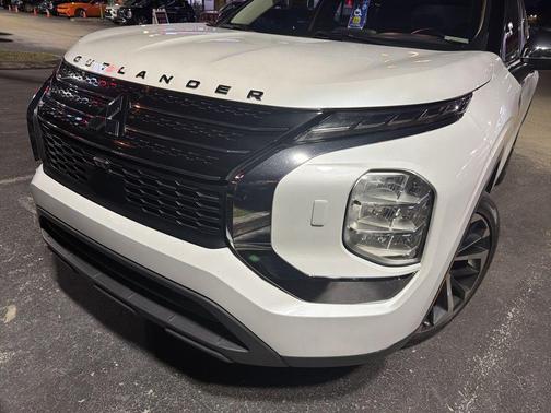 2022 Mitsubishi Outlander ES