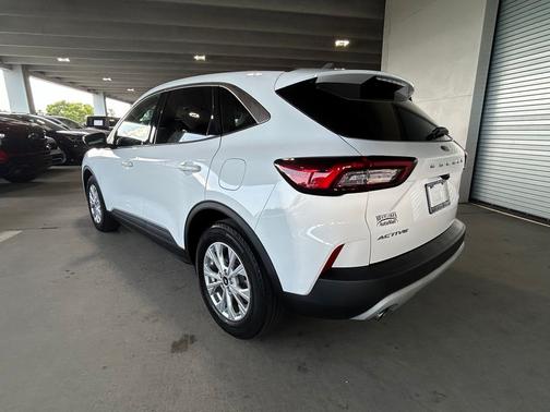 Oxford White 2023 Ford Escape Active