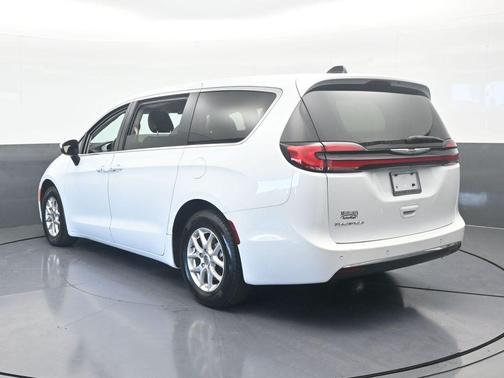 2023 Chrysler Pacifica Touring-L