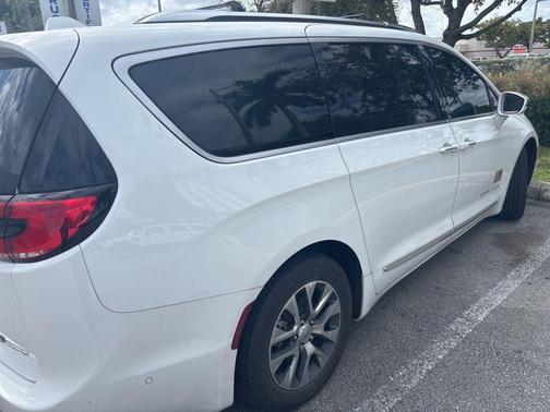 2022 Chrysler Pacifica Hybrid Pinnacle