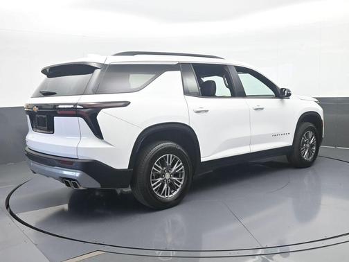Summit White 2025 Chevrolet Traverse LT