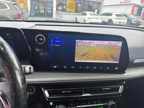Summit White 2025 Chevrolet Traverse LT