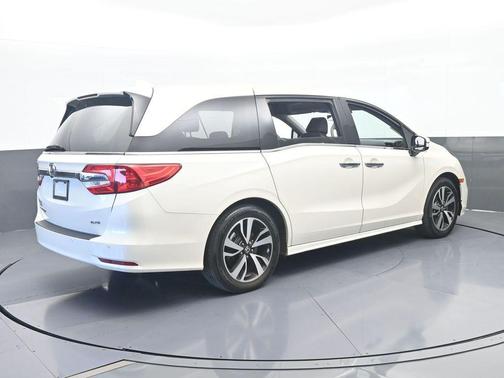 White 2019 Honda Odyssey Elite