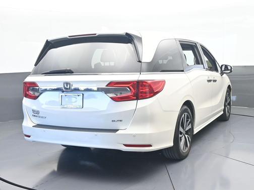 White 2019 Honda Odyssey Elite