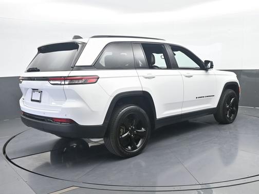 Bright White Clearcoat 2023 Jeep Grand Cherokee Altitude X