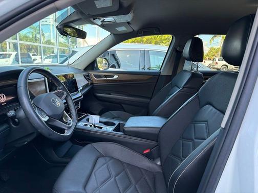 Pure White 2024 Volkswagen Atlas 2.0T SE