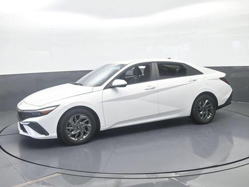 White 2024 Hyundai ELANTRA SEL