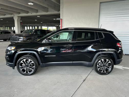 Diamond Black Crystal Pearlcoat 2022 Jeep Compass Limited