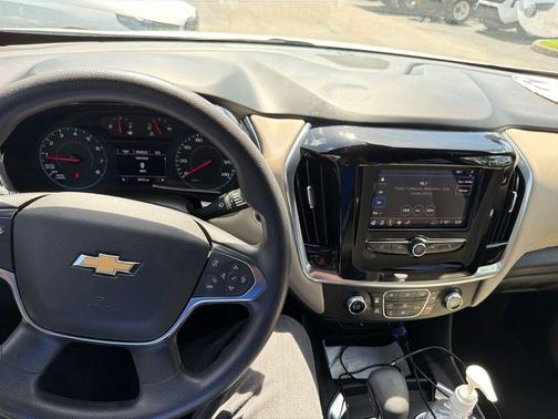 Summit White 2022 Chevrolet Traverse LS