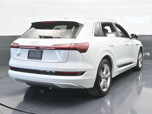 2019 Audi e-tron Premium Plus